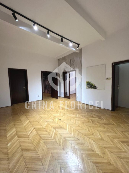 De inchiriat Vilă, 4 camere, 3 dormitoare, Curte /grădină, Herăstrău- Primaverii