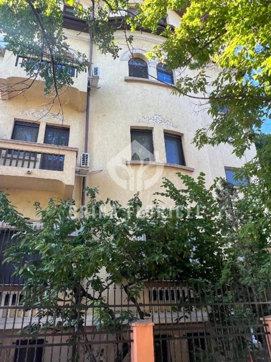 De inchiriat Vilă, 4 camere, 3 dormitoare, Curte /grădină, Herăstrău- Primaverii