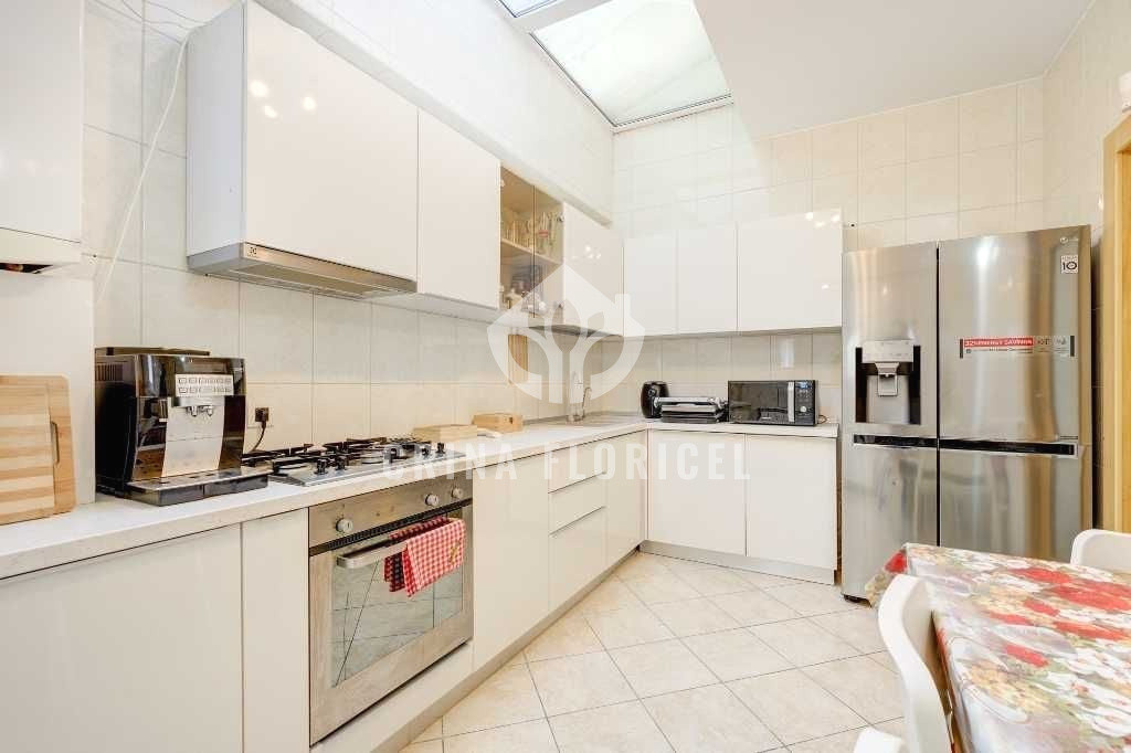 Apartament 4 camere ,200 mp utili, 3 băi, 2 parcări , zona Floreasca