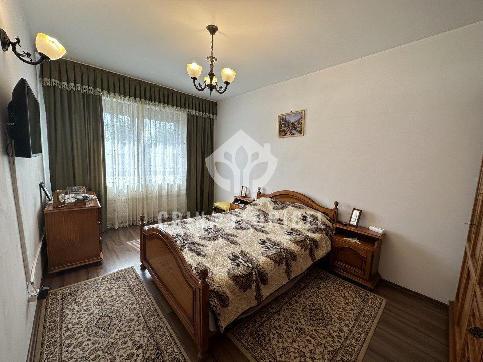 Vanzare vila cu trandafiri in suprafata de 220 mp , teren 536 mp din Domnesti