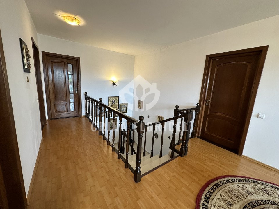 Vanzare vila cu trandafiri in suprafata de 220 mp , teren 536 mp din Domnesti