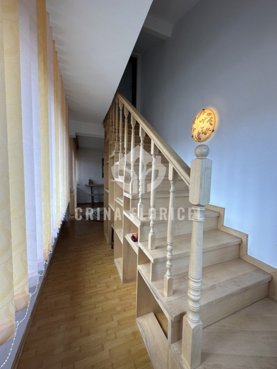 Vanzare vila cu trandafiri in suprafata de 220 mp , teren 536 mp din Domnesti