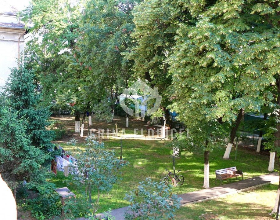 Vanzare 2 camere 54 mp , boxa 12,40 mp, curte 33,35 mp  - Calea Grivitei