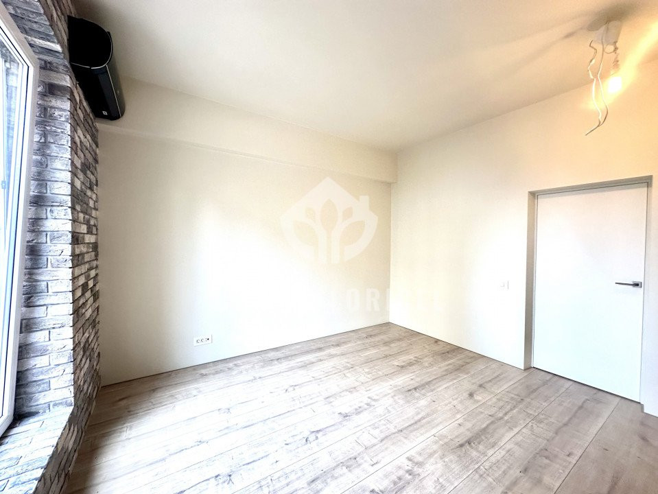 Inchiriere 3 camere - birouri - renovat integral - P-ta Universitatii 