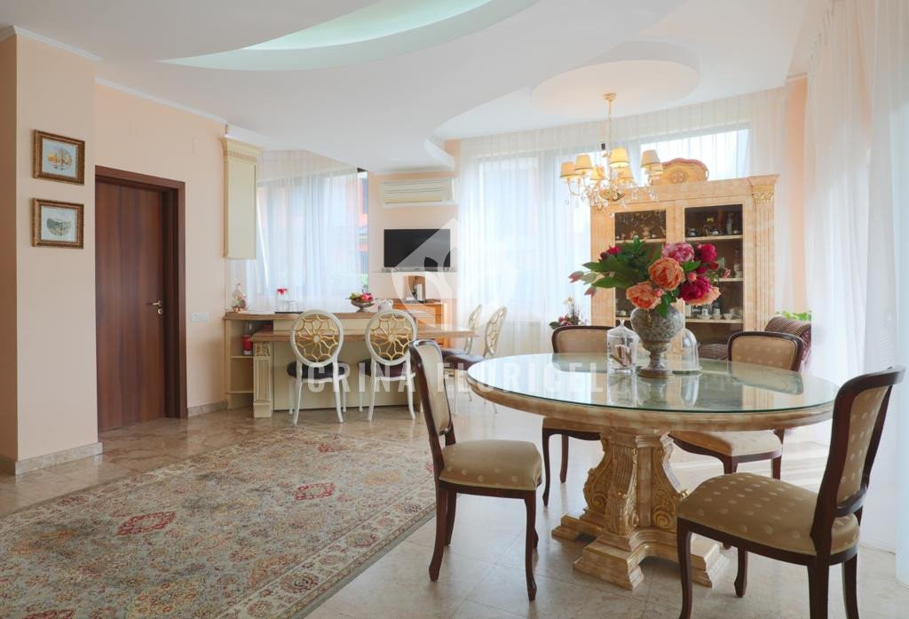 Vila cu 7 camere, teren de 298 mp de vanzare - Pipera