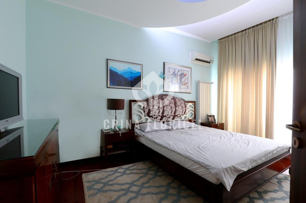 Vila cu 7 camere, teren de 298 mp de vanzare - Pipera