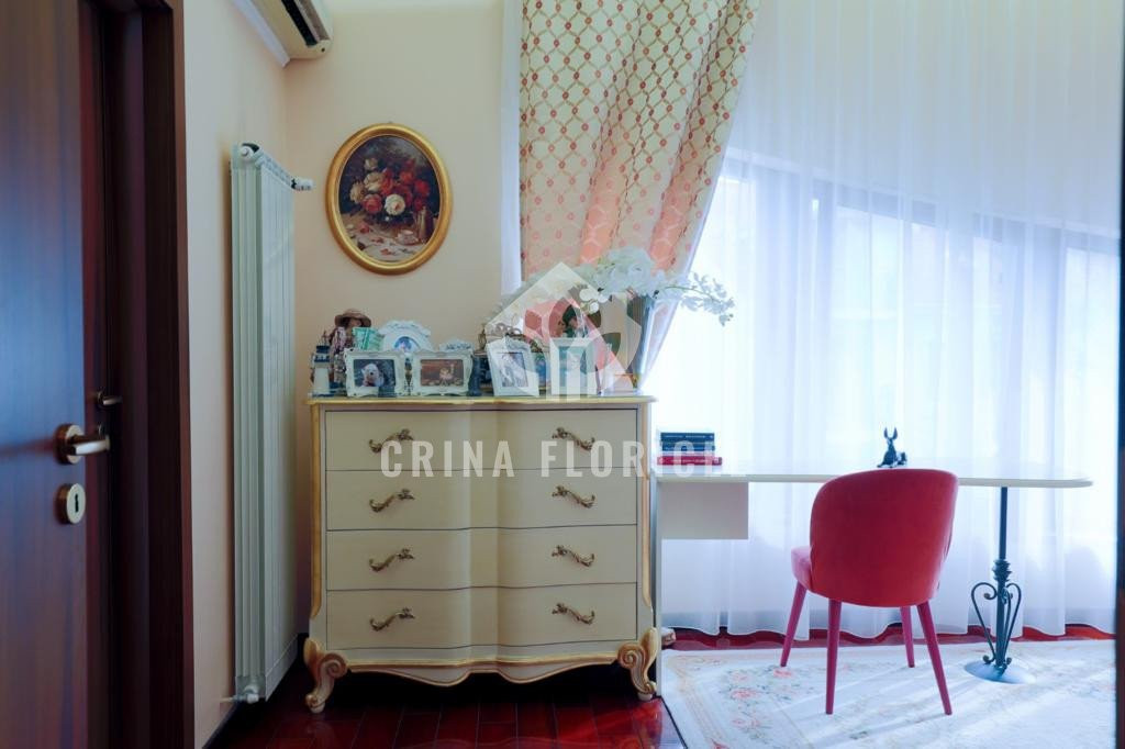 Vila cu 7 camere, teren de 298 mp de vanzare - Pipera