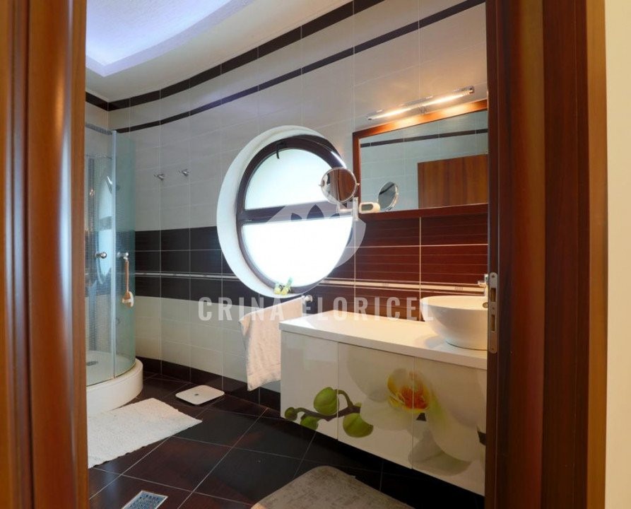 Vila cu 7 camere, teren de 298 mp de vanzare - Pipera