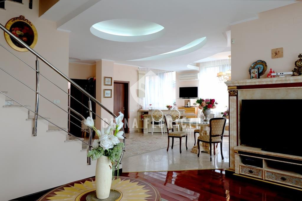 Vila cu 7 camere, teren de 298 mp de vanzare - Pipera