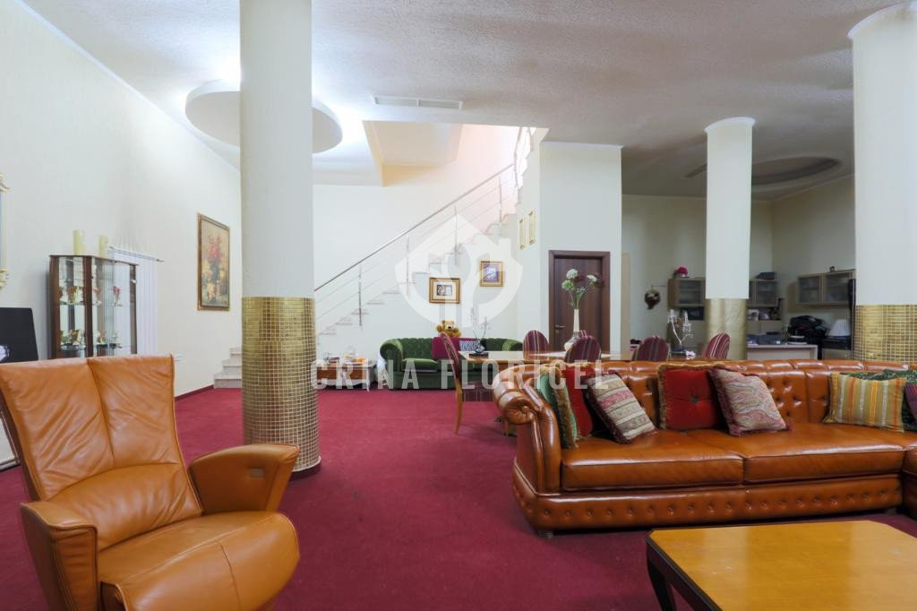 Vila cu 7 camere, teren de 298 mp de vanzare - Pipera